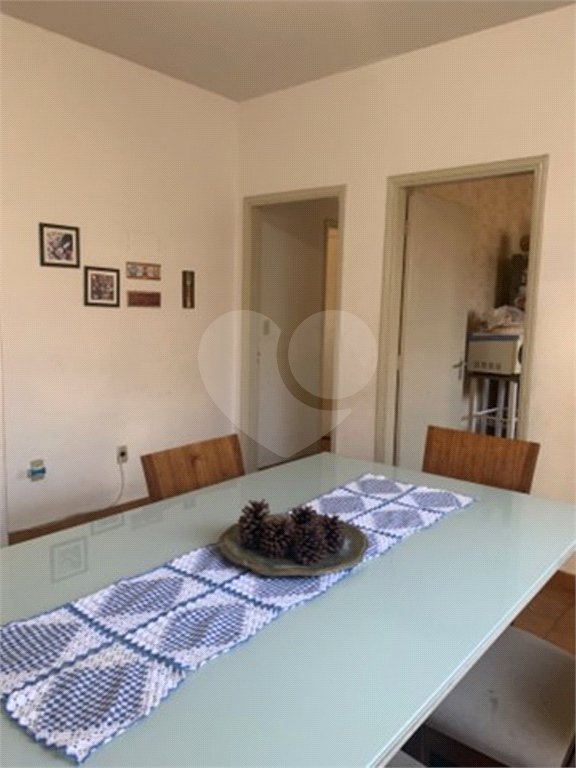 Casa térrea com 3 dormitórios, sendo 1 suíte .