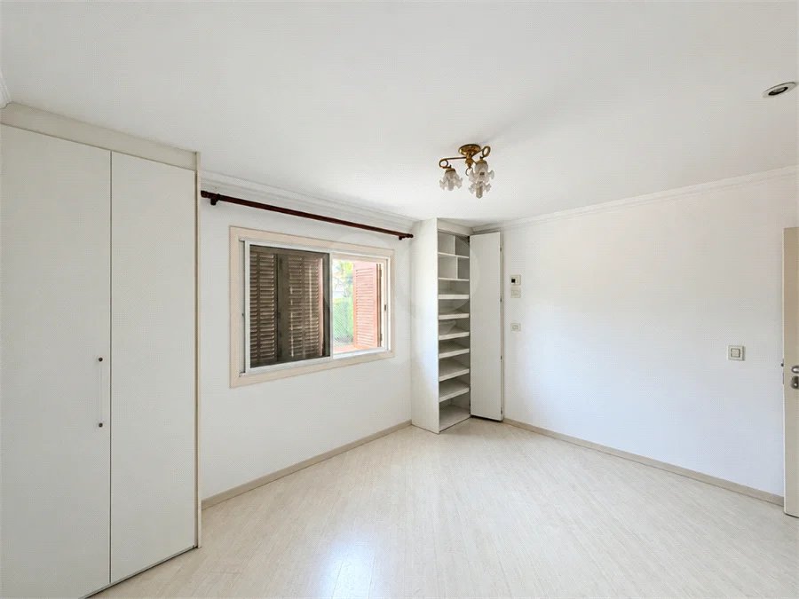 Casa à venda com 3 quartos, sendo 1 suíte, no condomínio Vila das Emboabas, São Paulo - SP