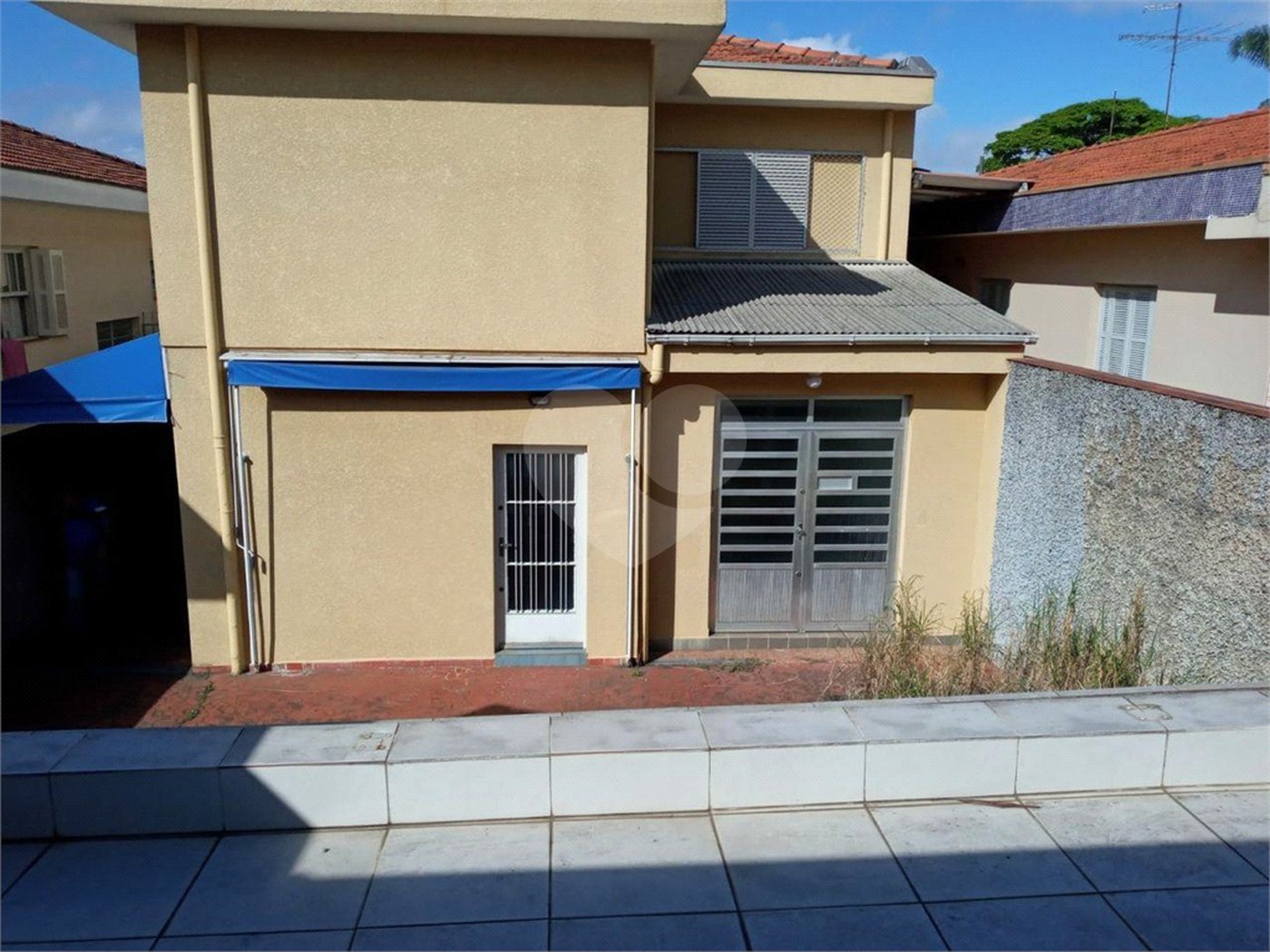 Casa com 4 dormitórios e 4 vagas.