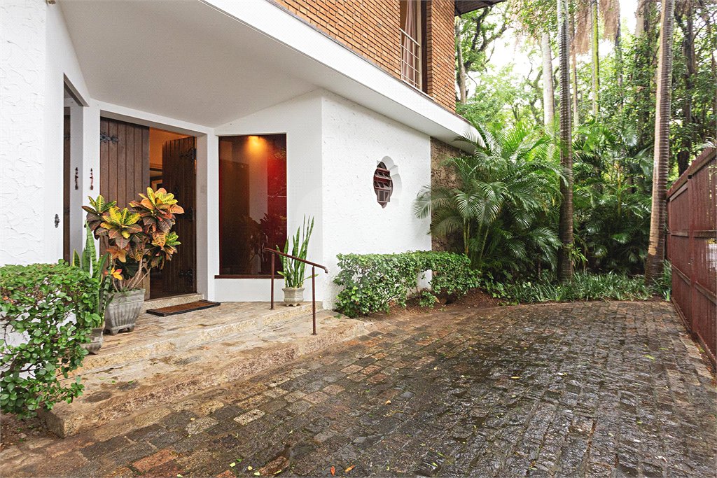 Casa à venda com 4 quartos, sendo 2 suítes, em Alto de Pinheiros, São Paulo, SP
