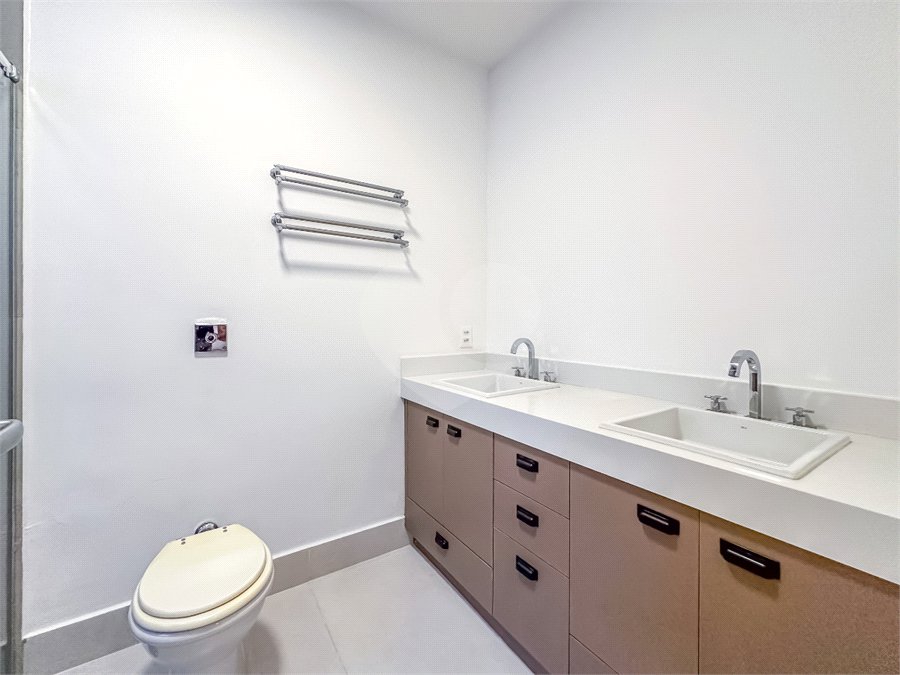 Casa à venda com 4 quartos, sendo 3 suítes, no condomínio Village Place, São Paulo - SP