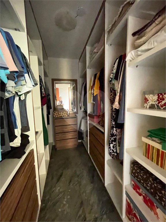 Casa à venda com 9 quartos, sendo 4 suítes, em Condomínio Flamboyant-b, Atibaia, SP