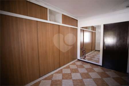 Casa com 4 Dormitórios e área de lazer com piscina
