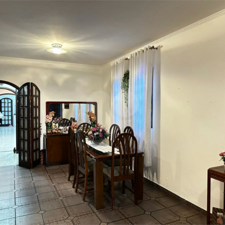 Sobrado à venda com 4 quartos, sendo 2 suítes, em Vila Júlia, Poá, SP
