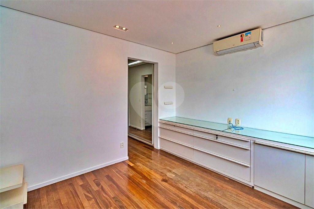 Apartamento à venda com 3 quartos, sendo 1 suíte, em Vila Olímpia, São Paulo, SP