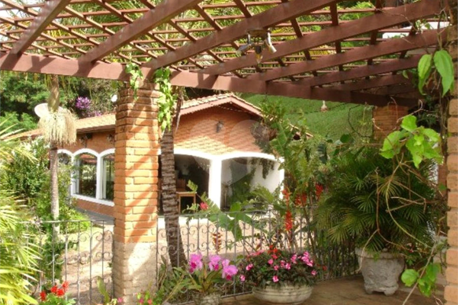 Chácara à venda com 6 quartos, sendo 2 suítes, no Centro, Serra Negra, SP