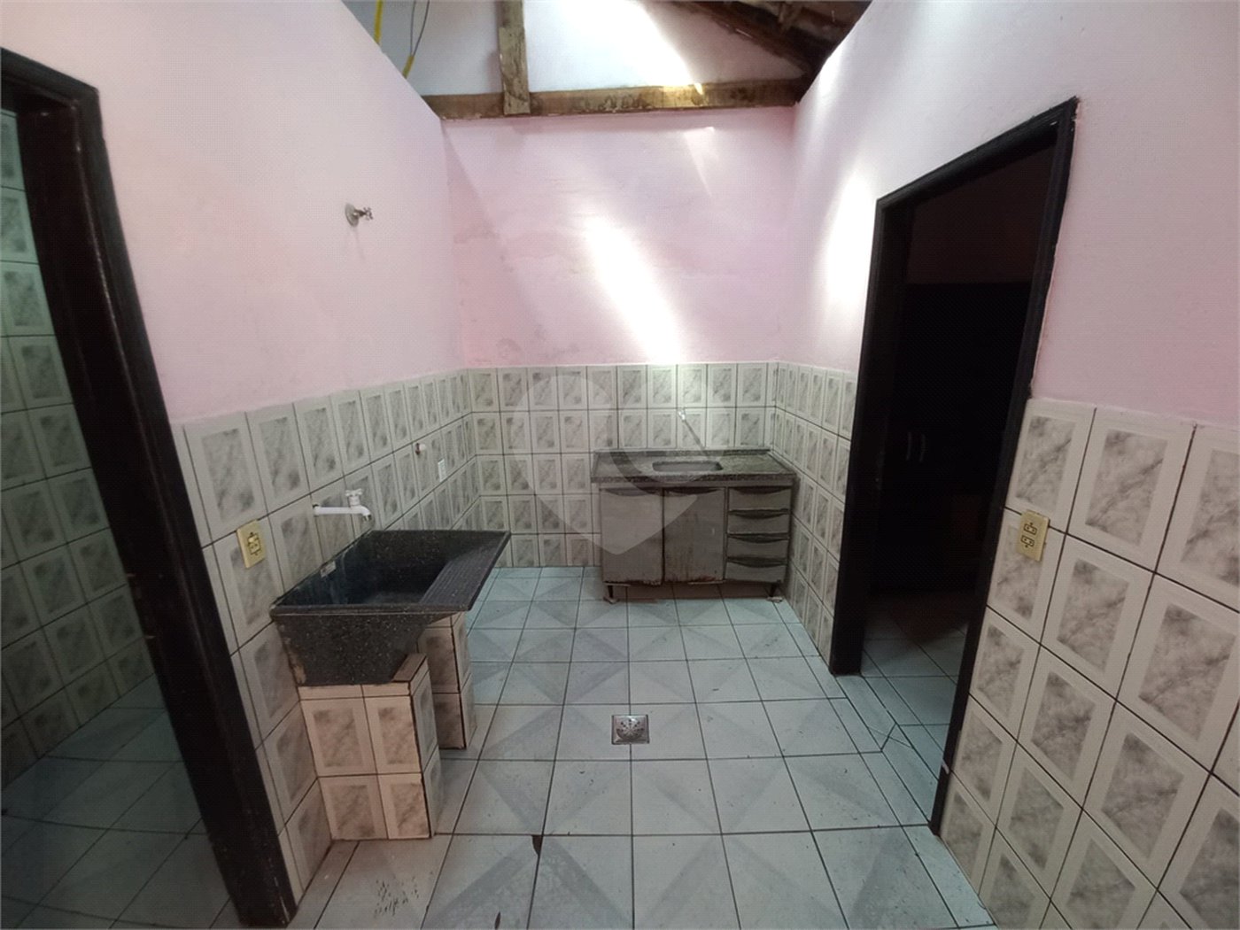 Sobrado à venda com excelente distribuição de espaços