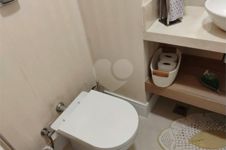 Apartamento reformado , 3 suítes , 3 vagas. Próximo a Avenida Paulista e metrô Brigadeiro . Prédio de construtora renomada. Único !