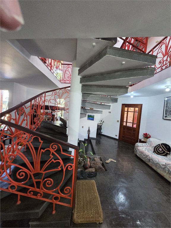 Casa à venda com 4 quartos, sendo 2 suítes, em Cidade São Francisco, São Paulo, SP