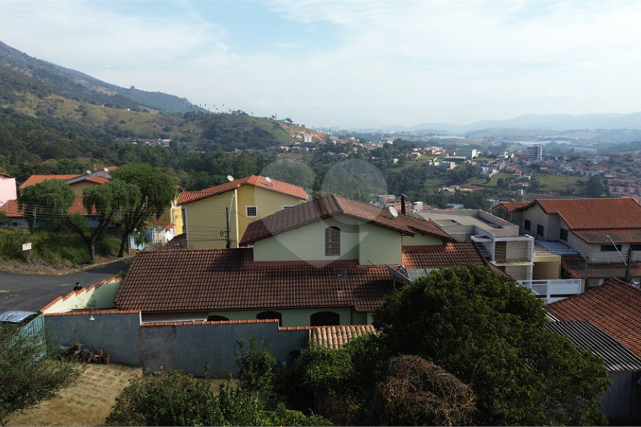 Casa à venda com 3 quartos, sendo 1 suíte, no Centro, Extrema, MG