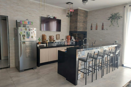 Casa à venda com 4 quartos, sendo 2 suítes,  no condomínio Figueira Garden, Atibaia - SP