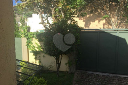 Casa à venda com 5 quartos, sendo 4 suítes, no condomínio Jardim Vitória Régia, São Paulo - SP