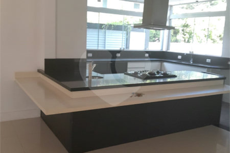 Casa à venda ou para alugar com 4 suítes em Chácaras São Carlos, Cotia, SP