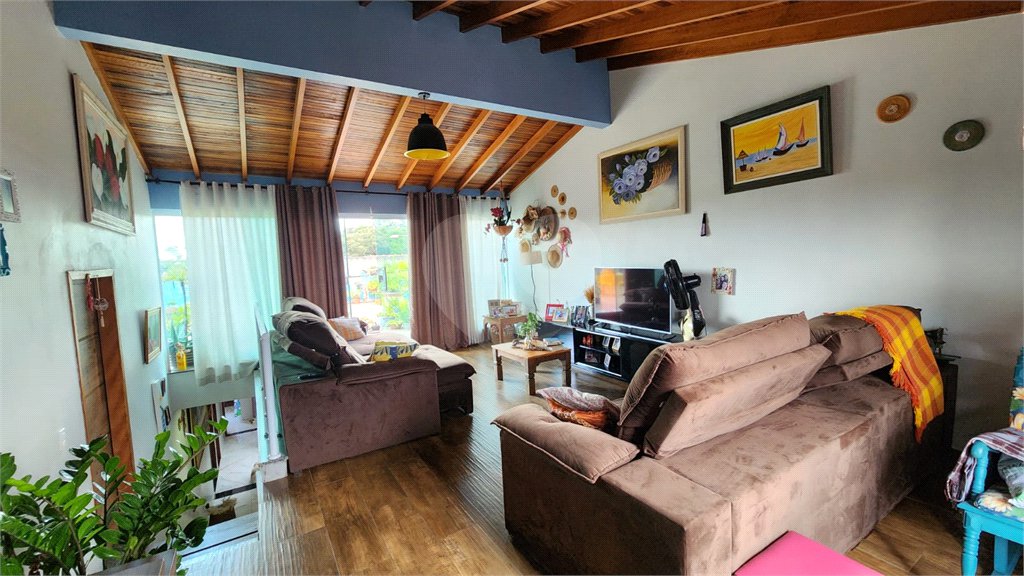 Sobrado à venda com 4 quartos, sendo 1 suíte, em Vila Romão, Salto, SP
