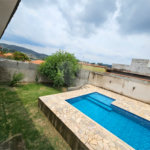 Casa à venda com 4 quartos, sendo 1 suíte,  no condomínio Jardim Shangri-lá, Atibaia - SP