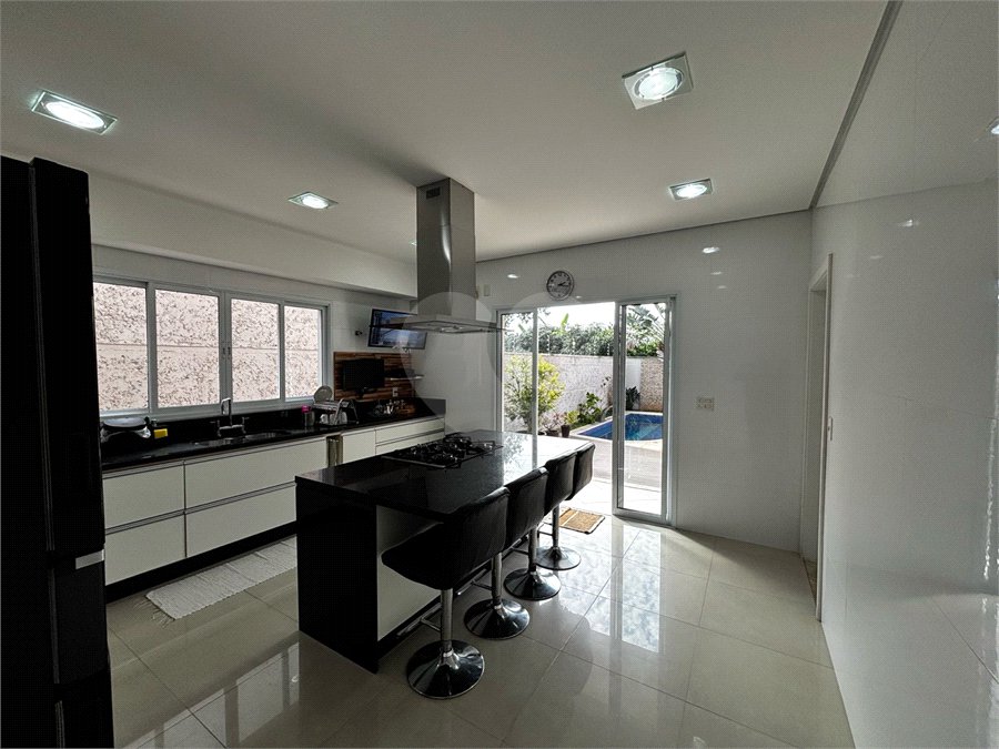 Casa à venda com 4 quartos, sendo 3 suítes,  em Vila Oliveira, Mogi das Cruzes, SP