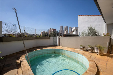 Casa à venda com 4 suítes em Jardim Londrina, São Paulo, SP