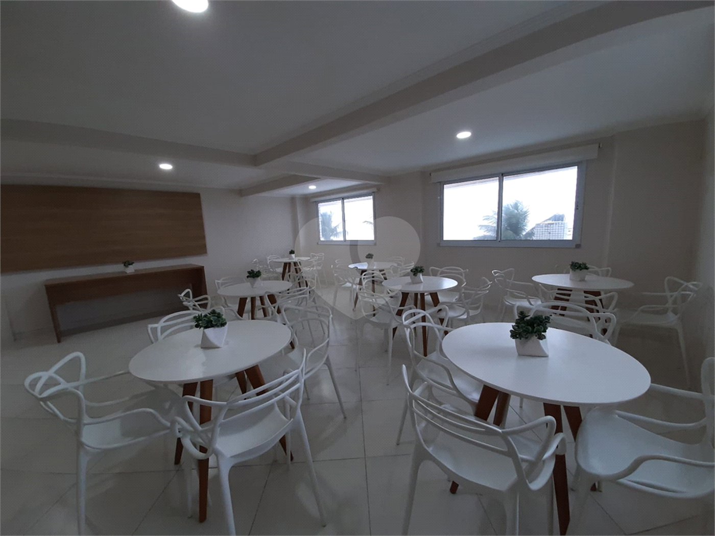 Apartamento à venda com 2 quartos, sendo 1 suíte,  no Centro, Mongaguá, SP