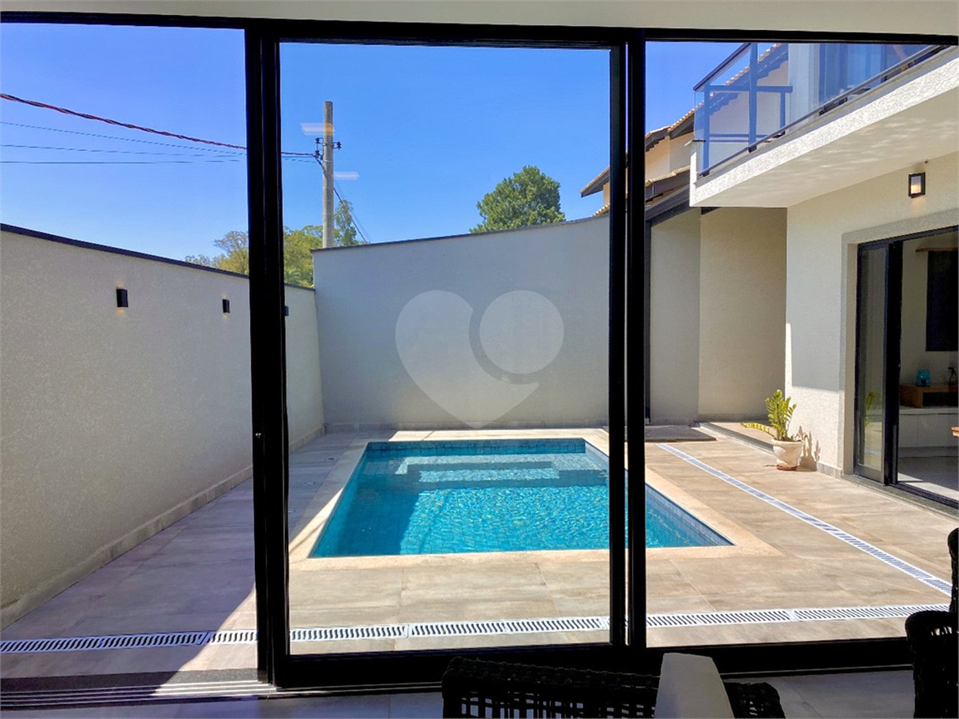 Casa à venda com 3 quartos, sendo 2 suítes, no condomínio Residencial Marchant Buarque, Atibaia - SP