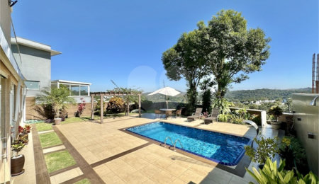 Casa à venda com 3 suítes no condomínio Golf Village, Carapicuíba - SP