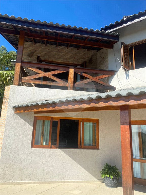 Casa à venda com 5 quartos, sendo 4 suítes, no condomínio Lago do Imperador, Mairiporã - SP