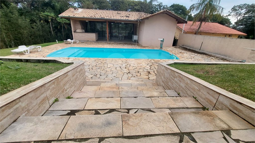 Casa à venda com 4 quartos, sendo 1 suíte, no condomínio Marf II, Bom Jesus dos Perdões - SP