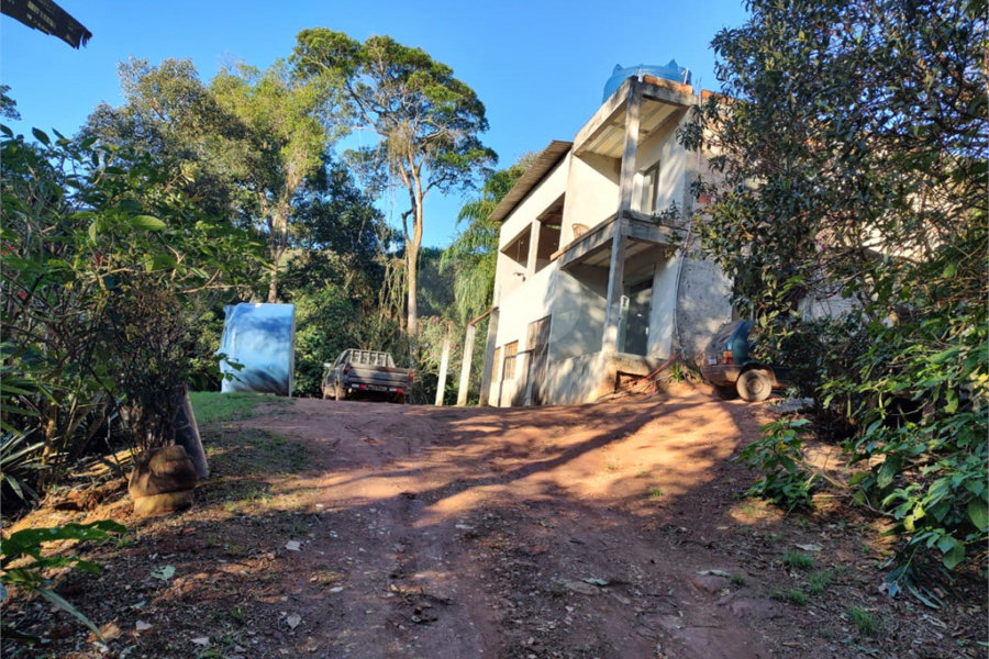 Sobrado à venda com 5 quartos, sendo 4 suítes, em Serra da Cantareira, Mairiporã, SP