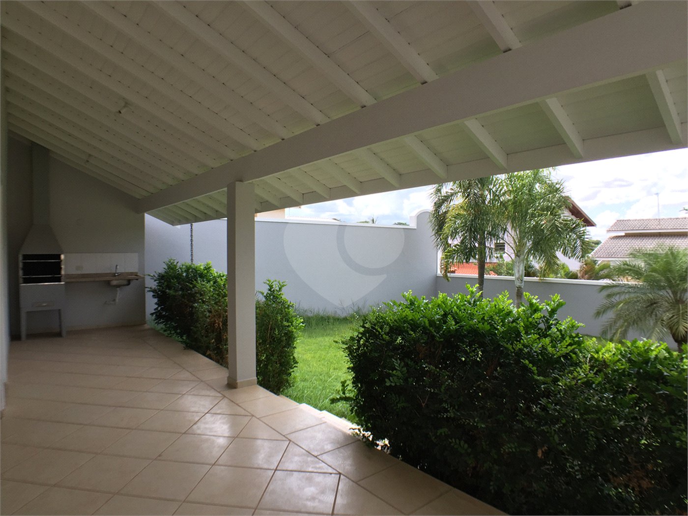 Casa à venda ou para alugar com 3 suítes no condomínio Recanto dos Paturis, Vinhedo - SP