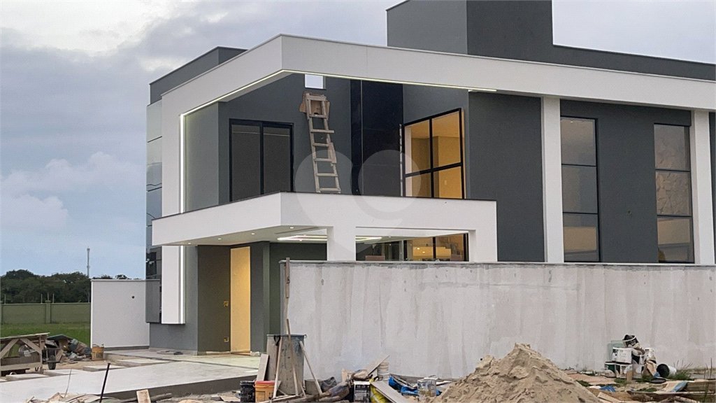Casa em condomínio à venda com 4 quartos, sendo 1 suíte, em Ogiva, Cabo Frio, RJ