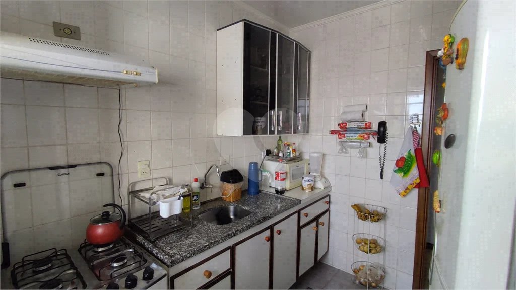 Vende-se apartamento de dois dormitórios no Edifício Marseille, no Centro de Piracicaba;