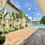 Casa em condomínio Impecável, 4 dorms / 2 suítes, varanda gourmet, piscina, 3 lareiras
