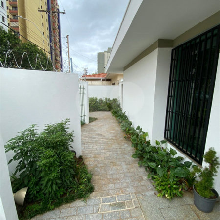 Casa Térrea com 3 suítes, sendo 1 suíte master.