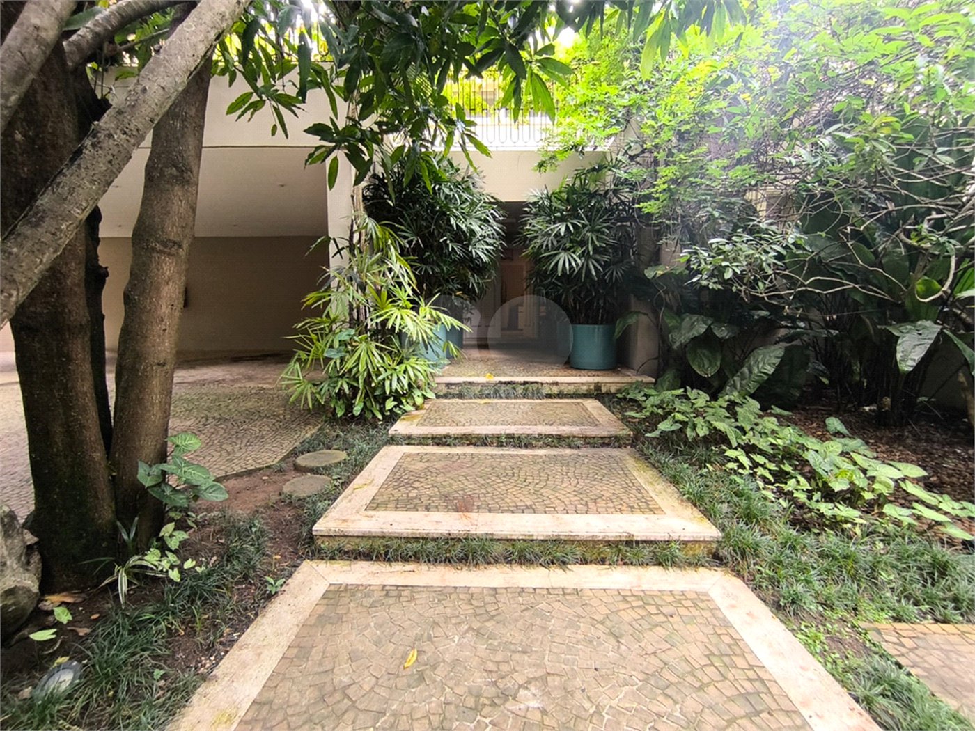 Casa à venda com 5 quartos, sendo 4 suítes, em Cidade Jardim, São Paulo, SP