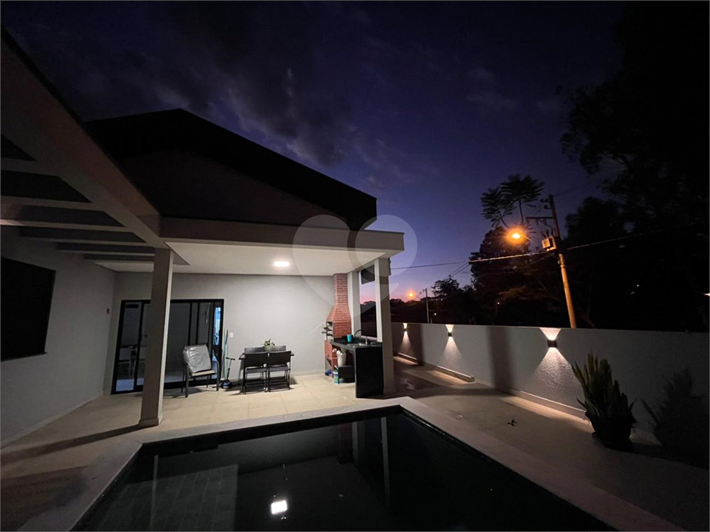 Casa à venda com 3 quartos, sendo 1 suíte, no condomínio Jardim Laguna, Indaiatuba - SP