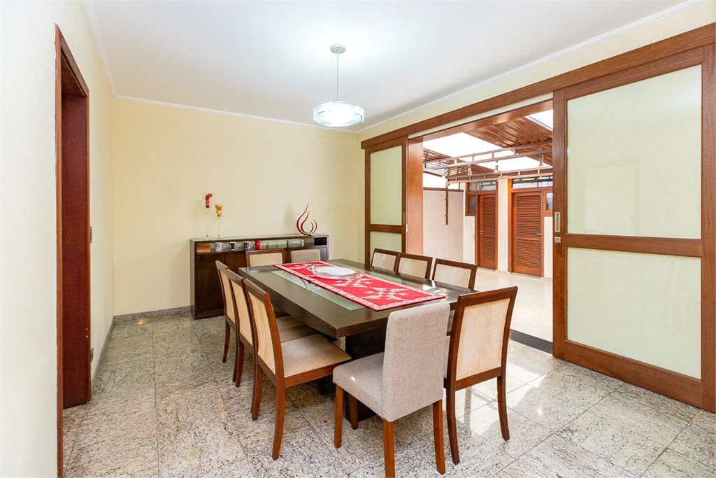Casa à venda com 5 quartos, sendo 3 suítes, no condomínio Residencial Morumbi, São Paulo - SP