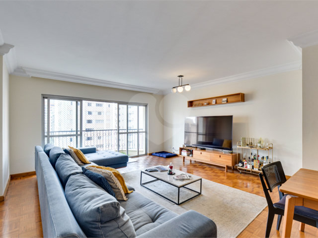 Apartamento à venda com 3 quartos, sendo 2 suítes,  em Moema, São Paulo, SP