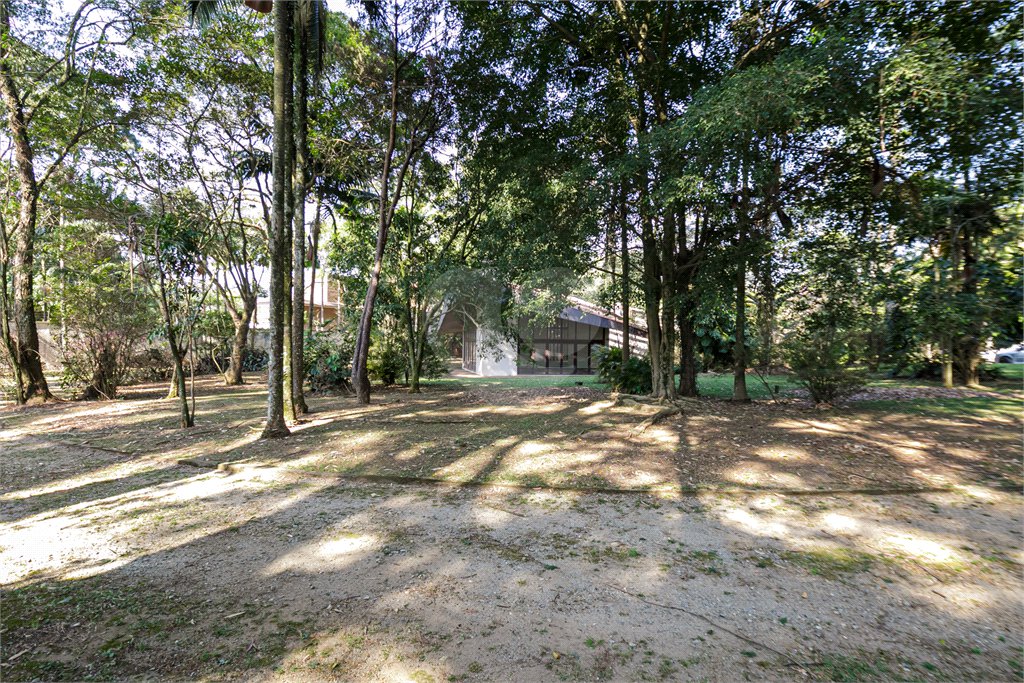 Casa à venda com 5 quartos, sendo 3 suítes, no condomínio Chácara Flora, São Paulo - SP