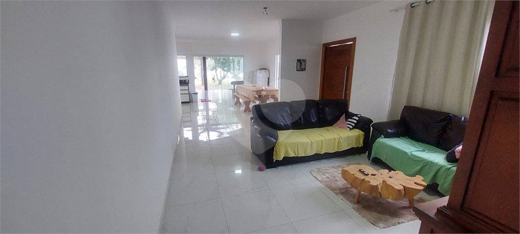 Casa à venda com 3 suítes no condomínio Riviera dos Pássaros, Joanópolis - SP