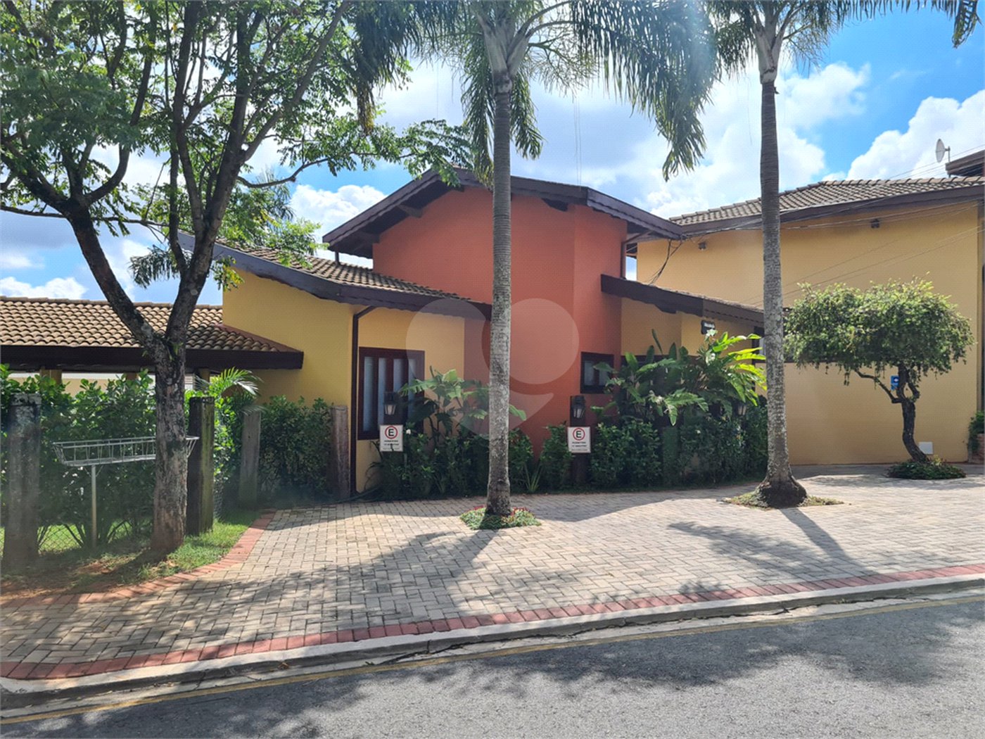 Casa à venda com 4 quartos, sendo 2 suítes, no condomínio Residencial Grape Village, Vinhedo - SP