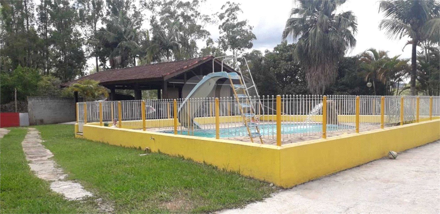 Casa à venda com 4 quartos, sendo 2 suítes, no condomínio Gleba II, Mairiporã - SP