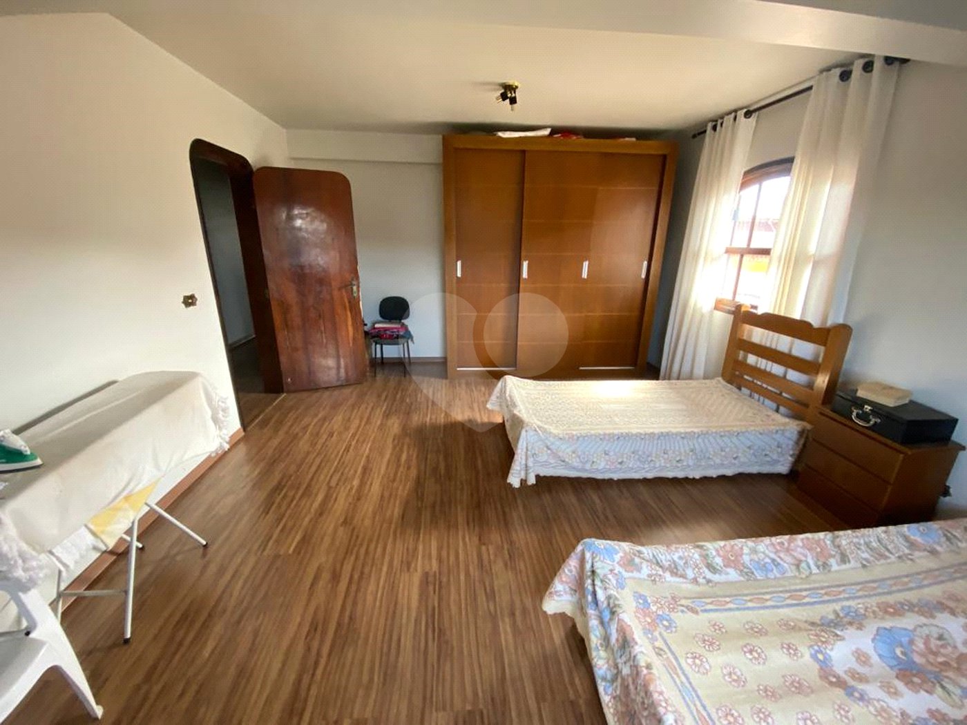 Casa à venda com 5 quartos, sendo 4 suítes, no condomínio Vilarejo Estoril, Mairiporã - SP