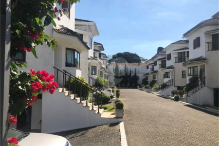 Casa à venda com 4 suítes no condomínio Vila das Emboabas, São Paulo - SP