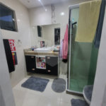 Casa à venda com 4 quartos, sendo 3 suítes, no condomínio Residencial Nelson Pinto, Rio de Janeiro - RJ