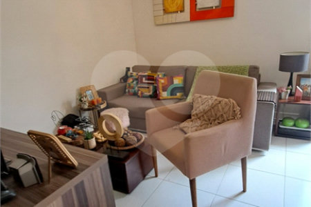 Casa à venda com 3 quartos, sendo 1 suíte,  no condomínio Moradas do Horto, São Paulo - SP