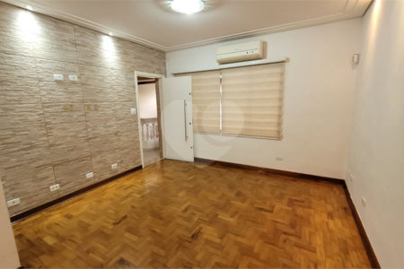 Casa à venda com 4 quartos, sendo 1 suíte, em São Judas, São Paulo, SP