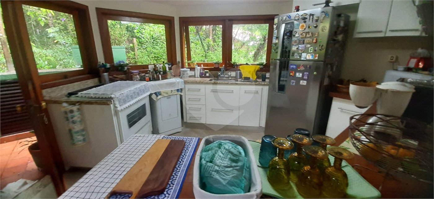 Casa à venda com 5 quartos, sendo 4 suítes, no condomínio Alpes da Cantareira, Mairiporã - SP