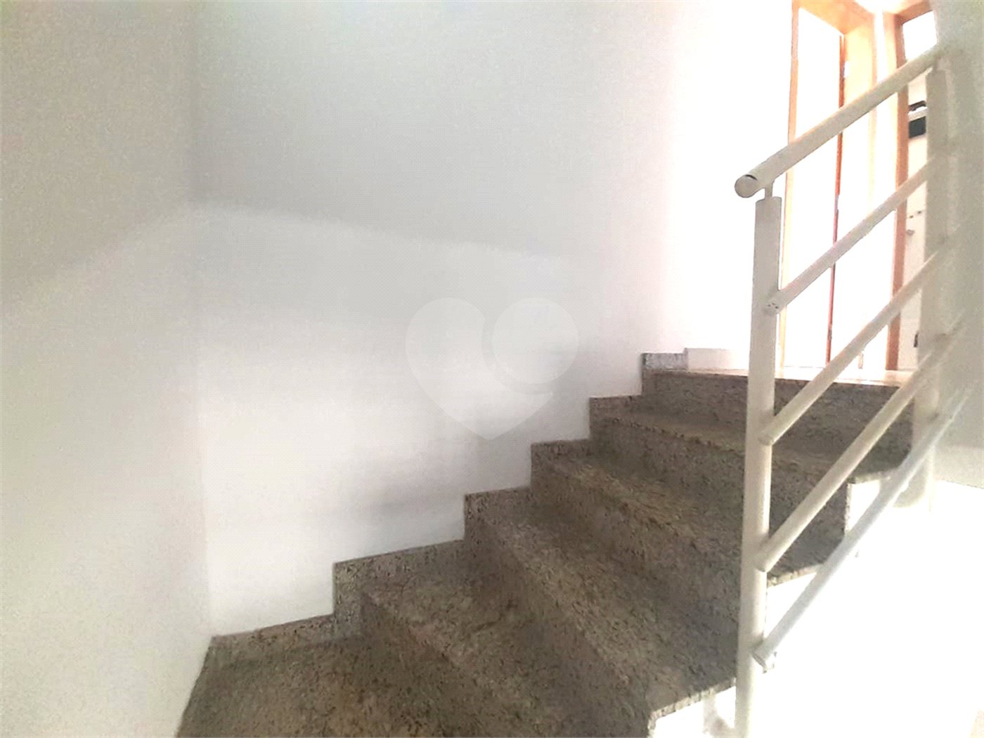 Casa à venda com 3 quartos, sendo 1 suíte, no condomínio Apeu, São Paulo - SP