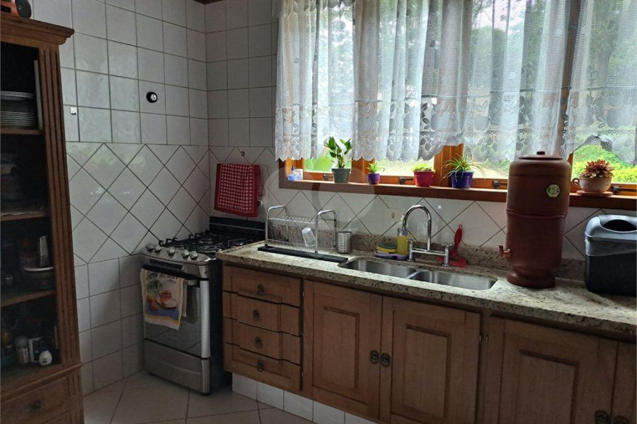 Casa à venda ou para alugar com 3 quartos, sendo 1 suíte,  no condomínio Parque Petrópolis 4 Secção, Mairiporã - SP