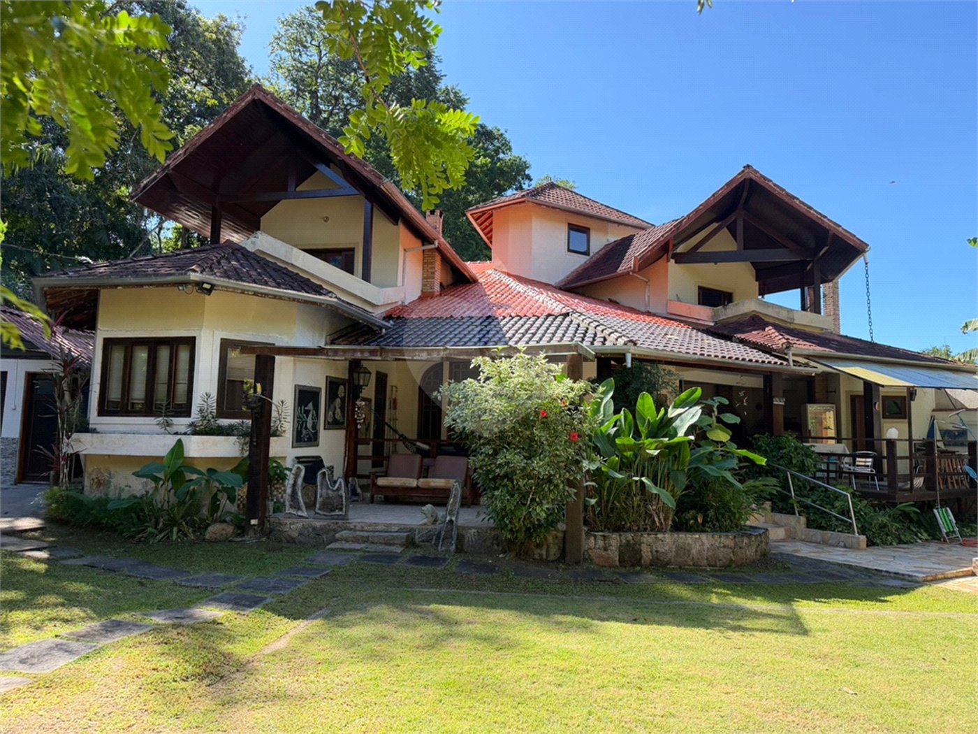 Casa à venda com 6 suítes em Massaguaçu, Caraguatatuba, SP