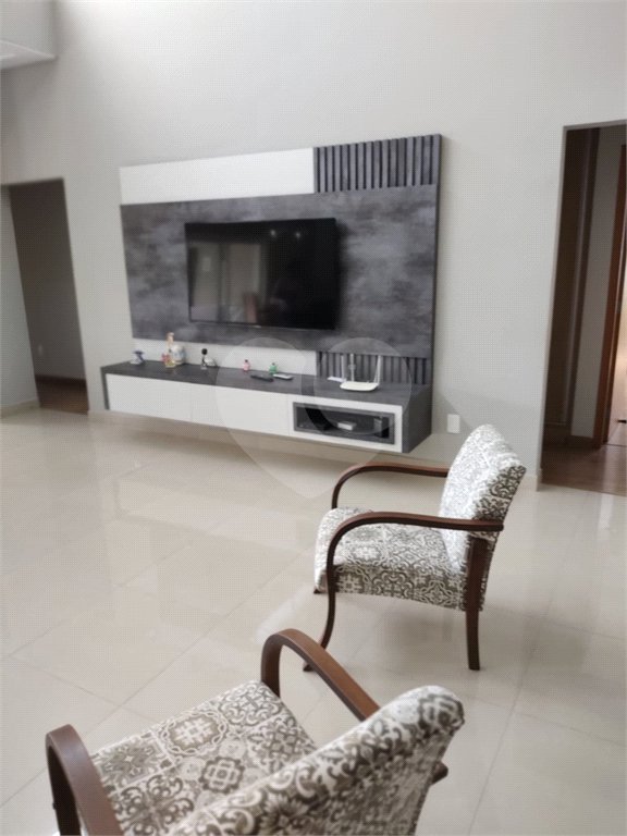 Casa à venda com 4 quartos, sendo 2 suítes, no condomínio Residencial Villaggio Paradiso, Itatiba - SP